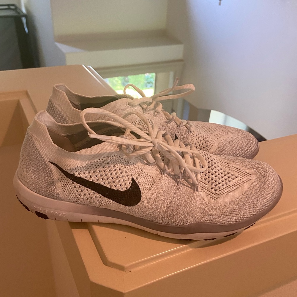 White knit Nike frees